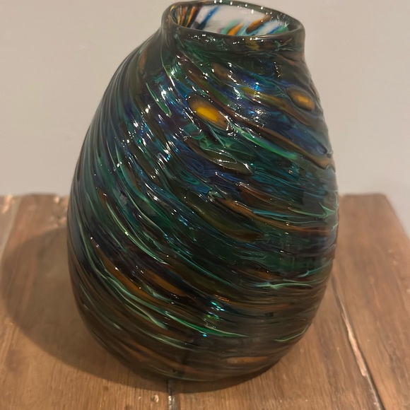 Hand blown art glass vase. - Picture 2 of 2